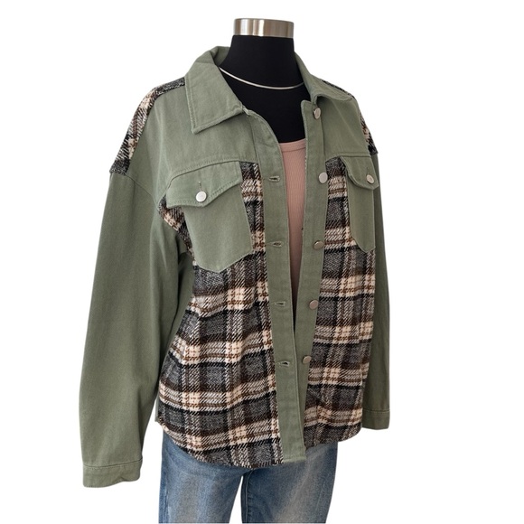 Jackets & Blazers - Green and plaid button down 100% cotton lightweight chore coat M